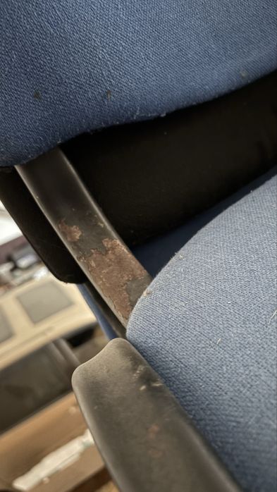 Офис стол - разполагам с бройки.