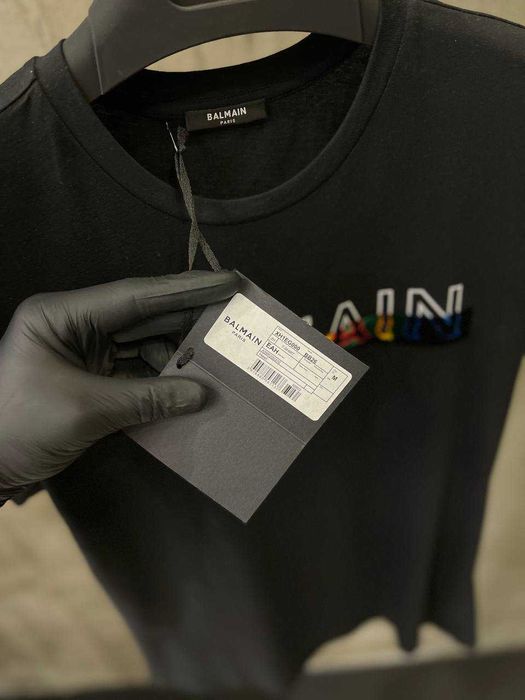 Оригинална тениска Balmain Paris – черна с цветно лого, размер  XL