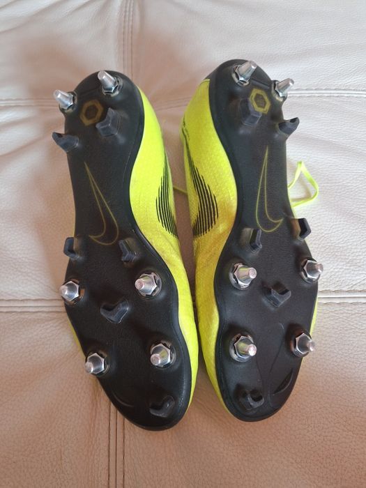 Бутонки футболни обувки Nike mercurial