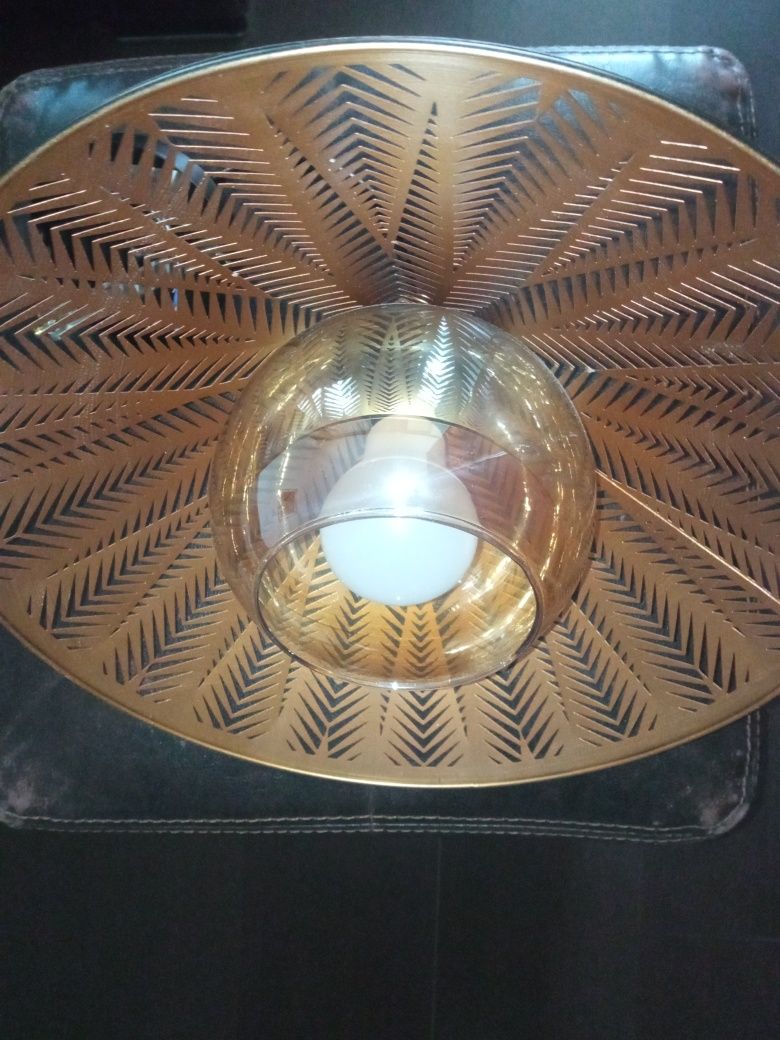 Lustră tip pălărie modernă