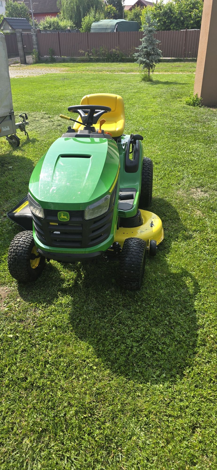 Tractoras gazon John Deere X107, cositoare iarba
