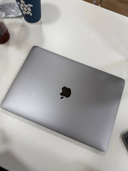 Продаю Macbook Pro 13 2020