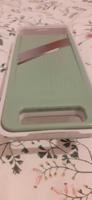 Răzătoare multifuncțională stivuibilă în cutie practică de depozitare