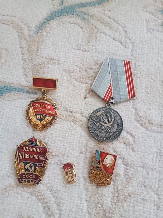 Продам Медаль и значки.