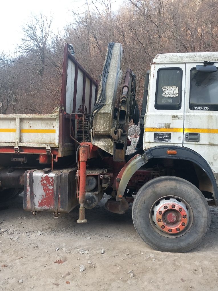 Vând camion iveco cu macara