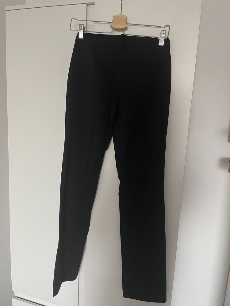 Vand pantaloni HUGO masura xs