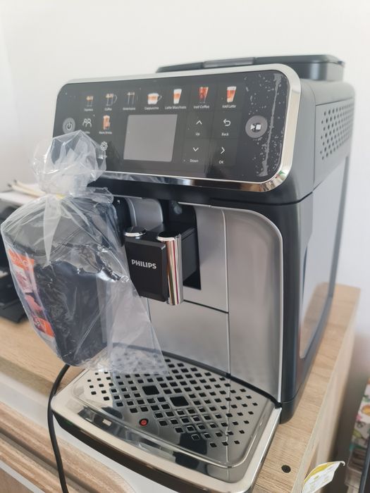 Espressor automat Philips Seria 5500 NOU
