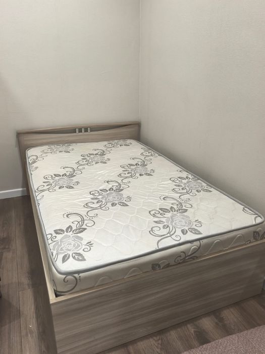 Кровать полуторка с матрасом срочно