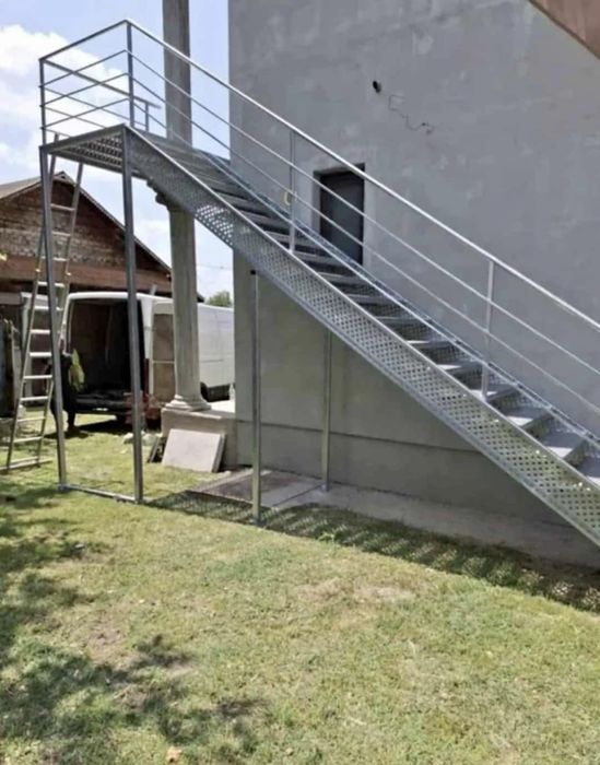 Scari zincate pentru exterior și interior