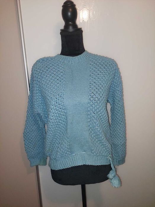 Pulover lucrat manual cu ciucuras