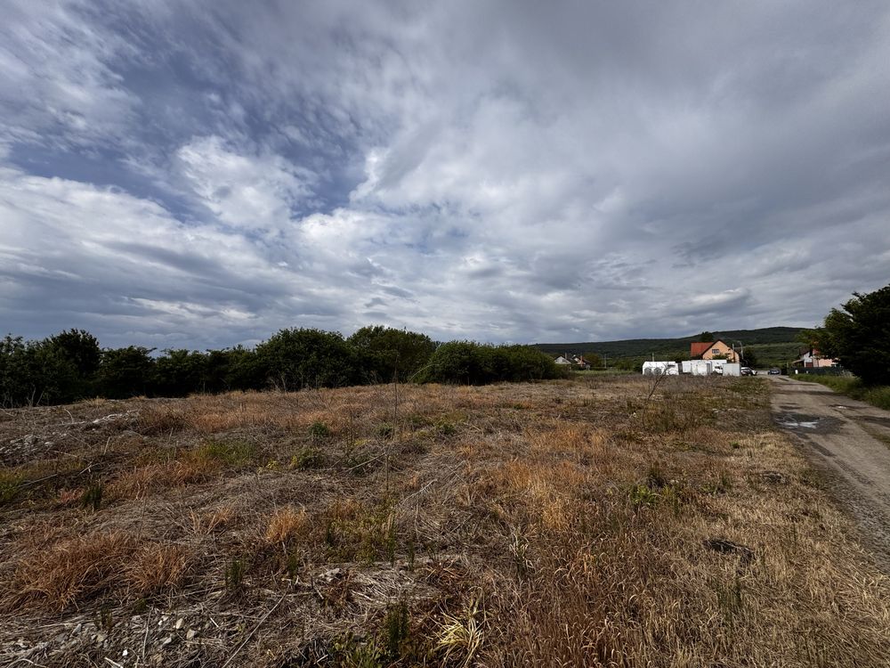 Teren extravilan - 400m2 si 1300m2
