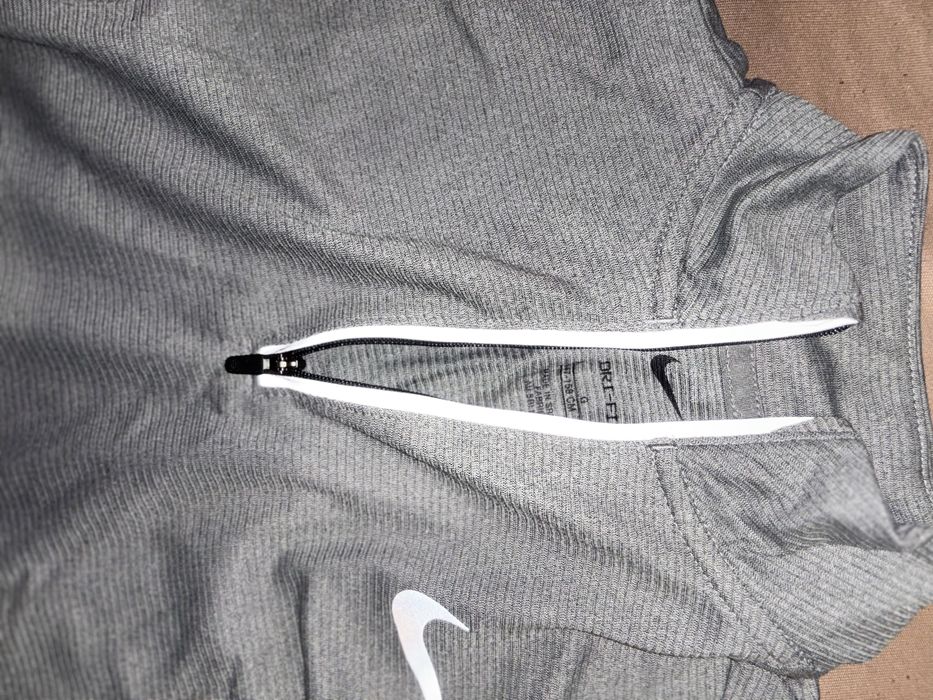 Блуза на nike подходяща за спорт