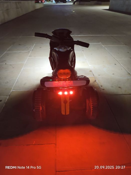 Vând motocicleta BMW pentru copii de vârsta 3-5 ani