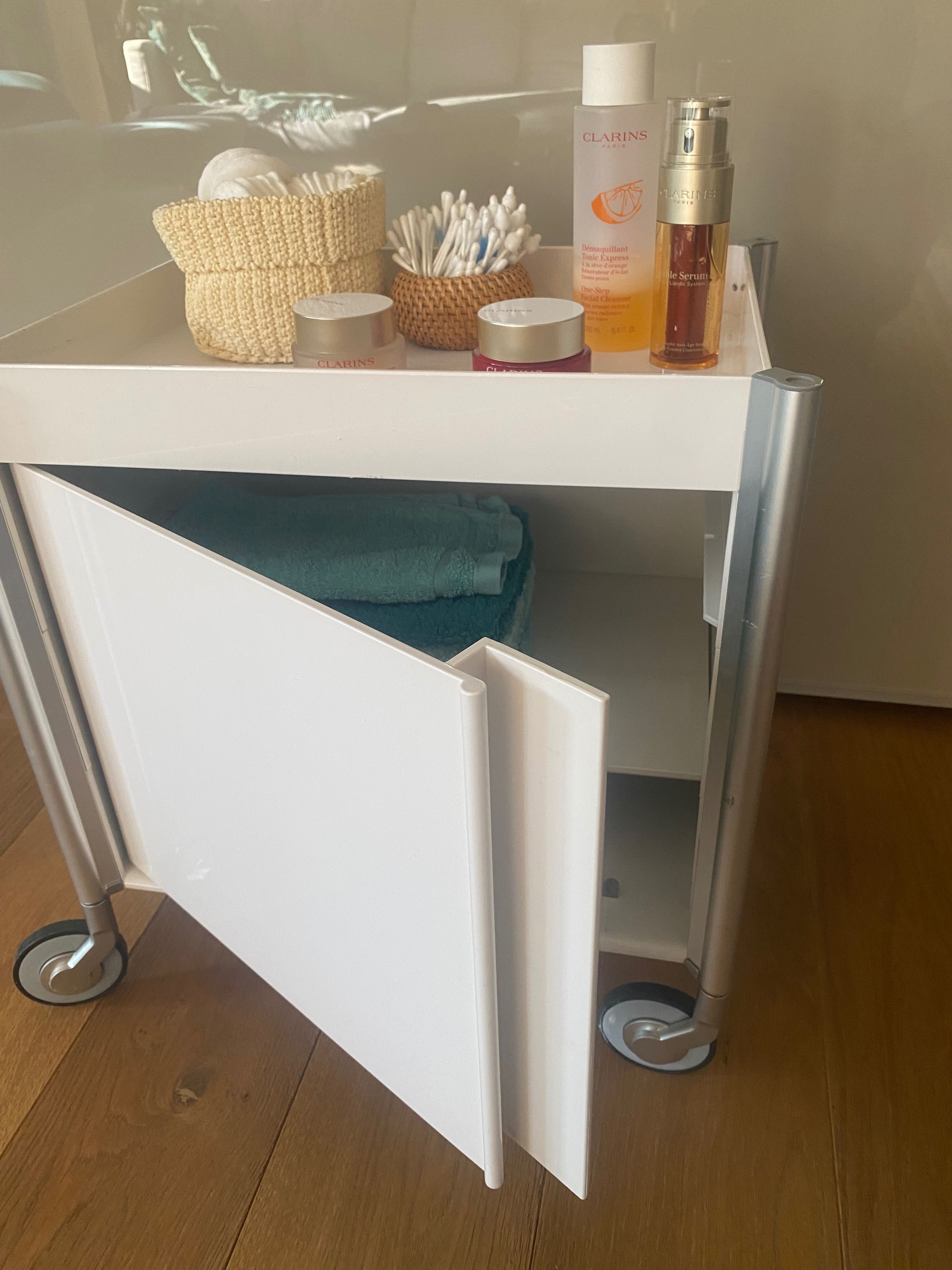 Dulapior de cosmetica