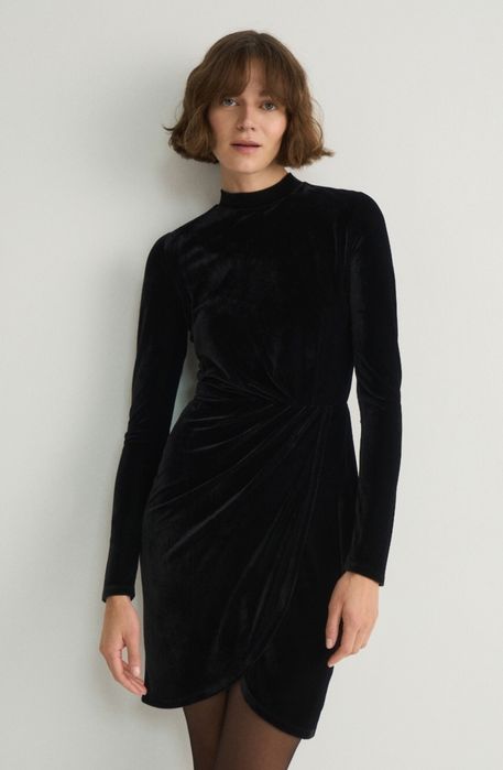 Кадифена мини рокля.