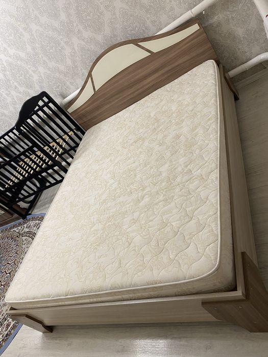 Двухспальный кровать и комод