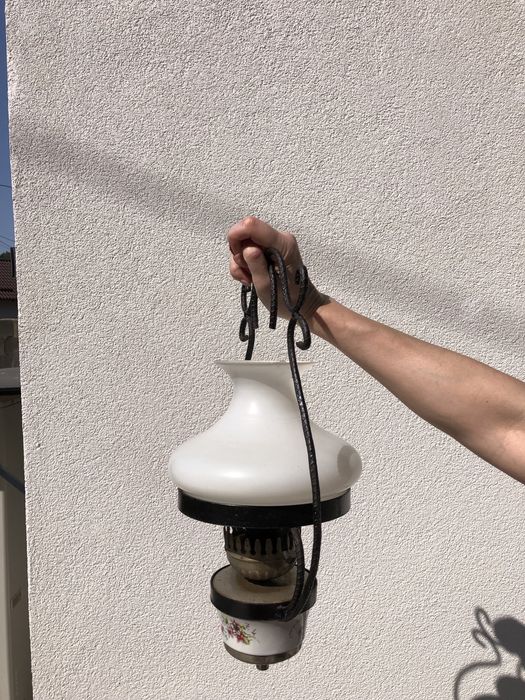 Lampă electrică din fier forjat si porțelan cu abajur din sticlă albă