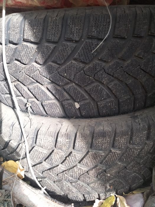 R17 215/50 два покрышка состояние отличное липучка