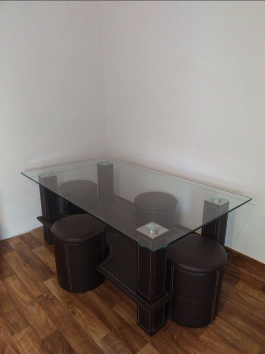 Masă de cafea cu desing rafinat + 4 tamburei!