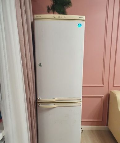 Холодильник Samsung, серия Cool and cool. 
2 камеры: холодильная и мор