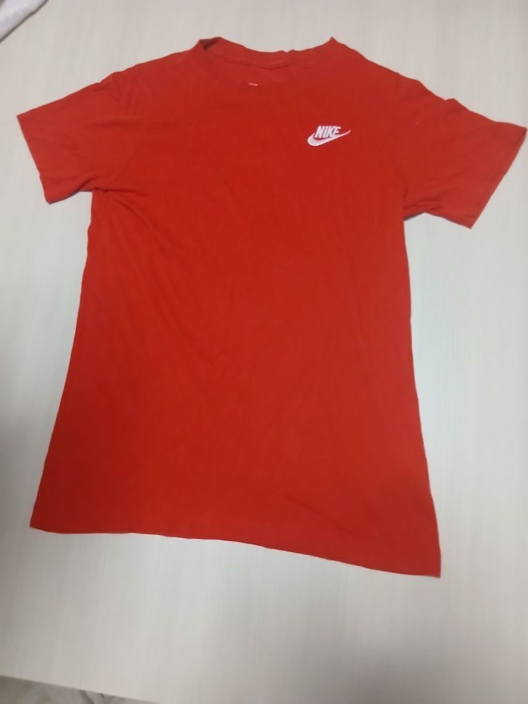Vând tricou nike,