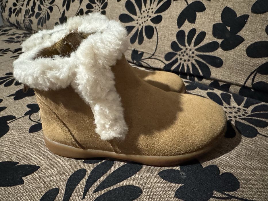 Детски боти в много добро състояние UGG