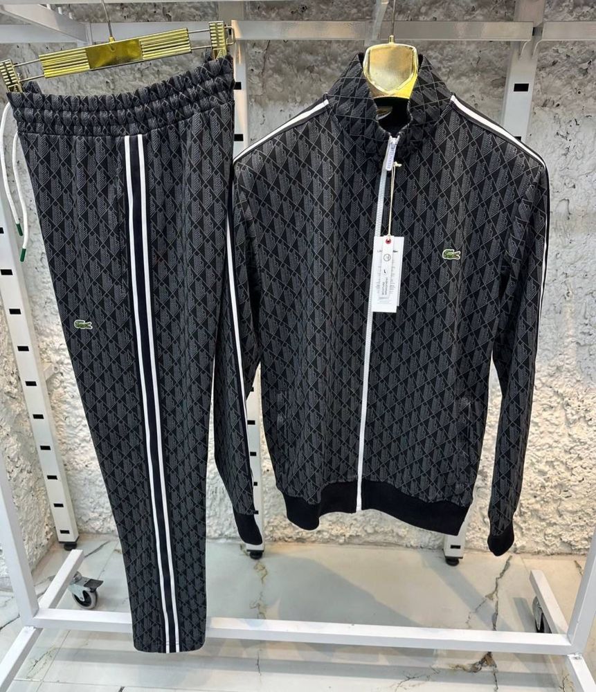 Продавам мъжки спортен комплект Lacoste