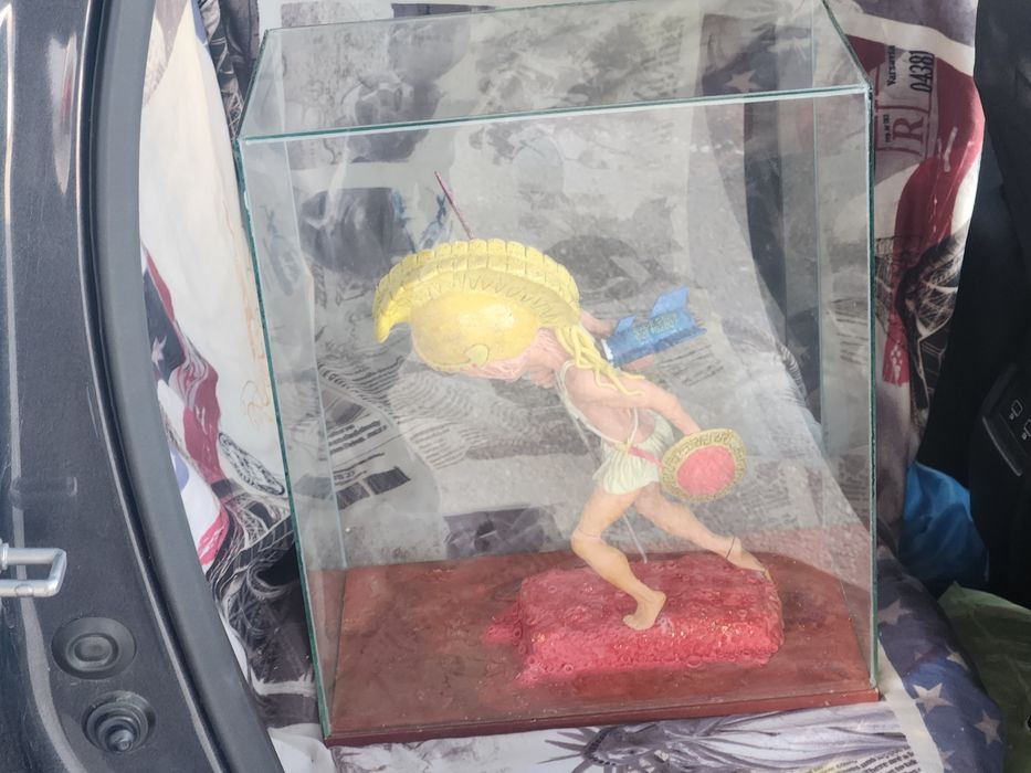 Figurina de colecție în stativ