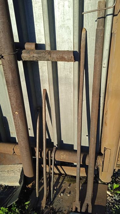 Лом, лопаты, вилы, грабли, молотки, лейка
