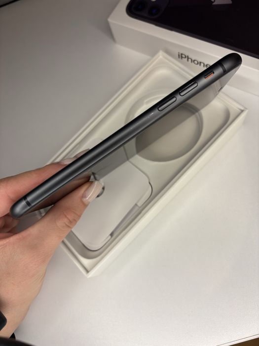 iPhone 11 – 64GB, Negru – Stare foarte bună |