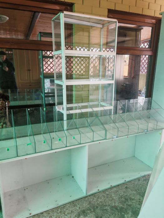 Срочно продам витринные и холодильные оборудование в  хорошем состояни