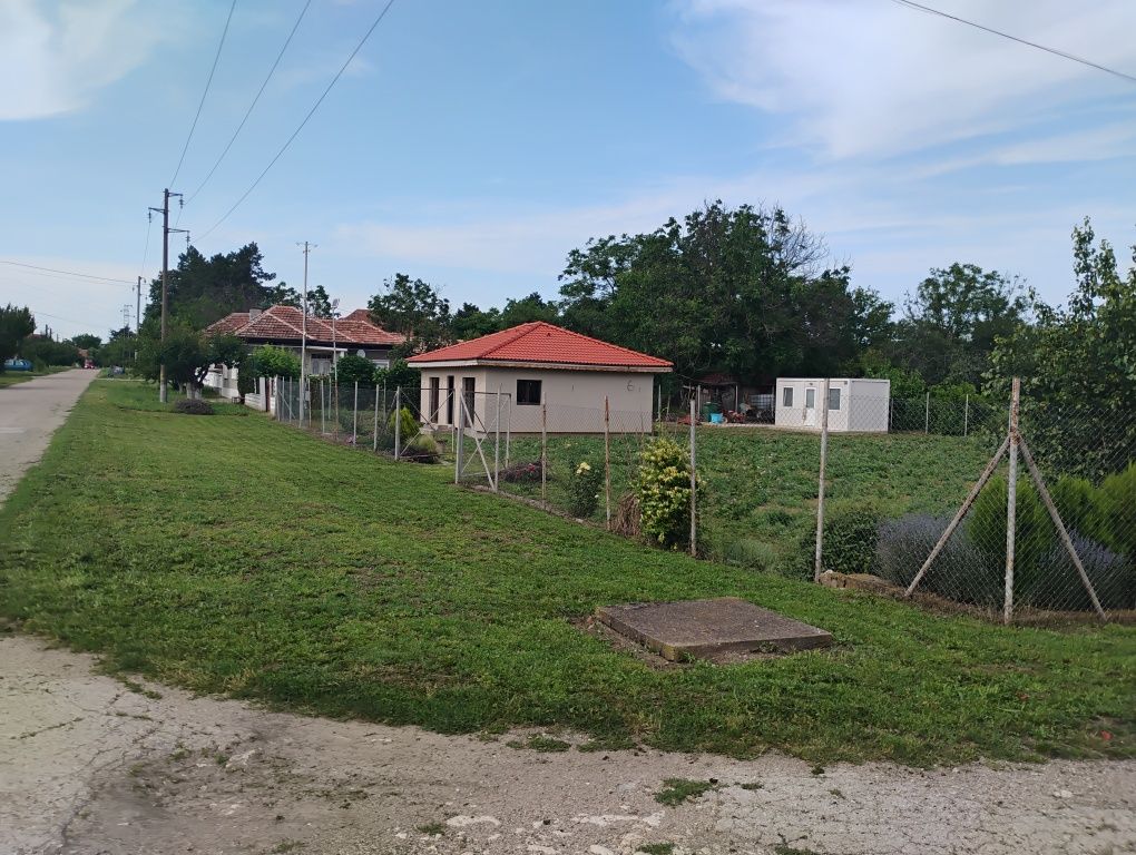 Продавам нова къща в село Бръшлен