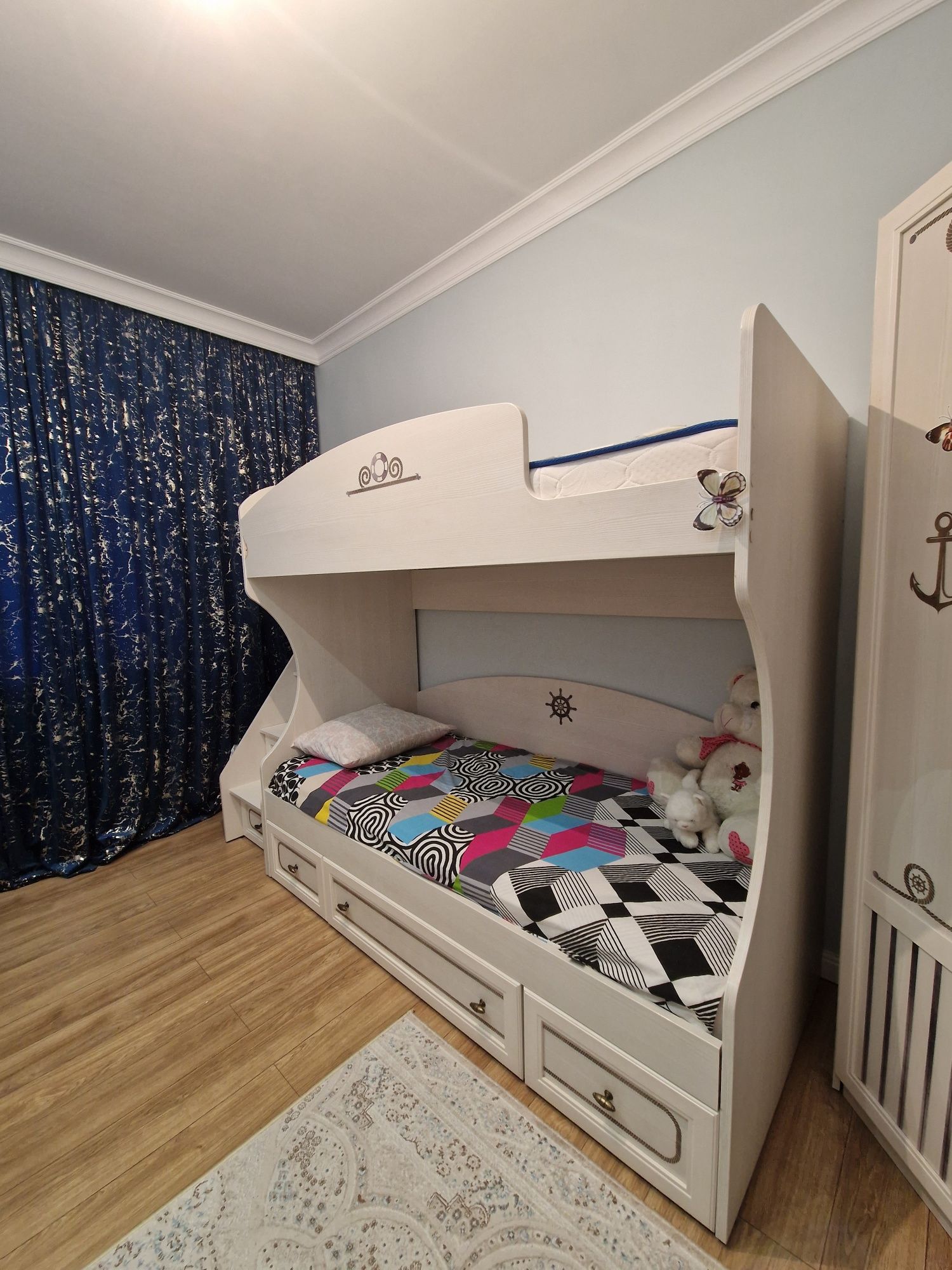 Двухярусная кровать, угловой шкаф для одежды, и шкаф-письменный стол