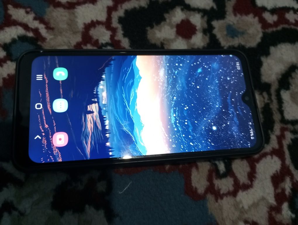 Samsung Galaxy S10  хорошо состояние все работает  коробка нет