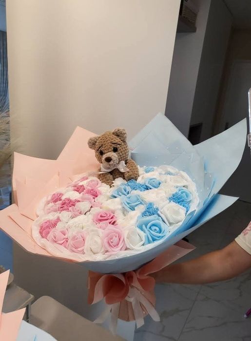 Голям Букет  вечни рози бебе памперси бонбони персонализиран рожден де