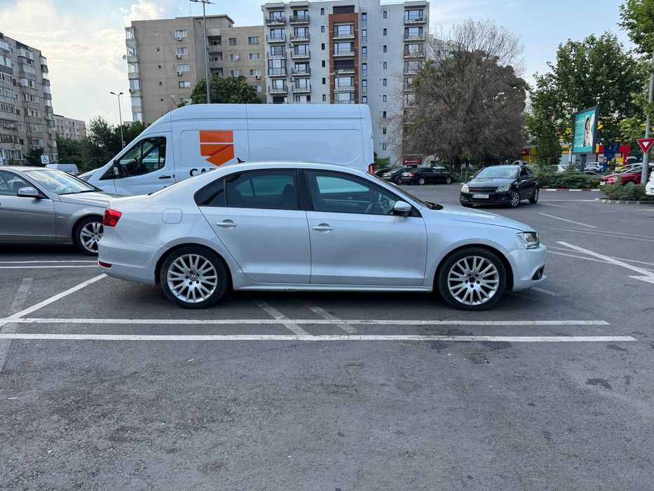 Volkswagen Jetta 2012 1.6 TDI cu trapa