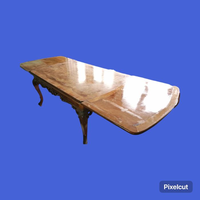 Голяма дървена маса с дърворезба и уникален фурнир