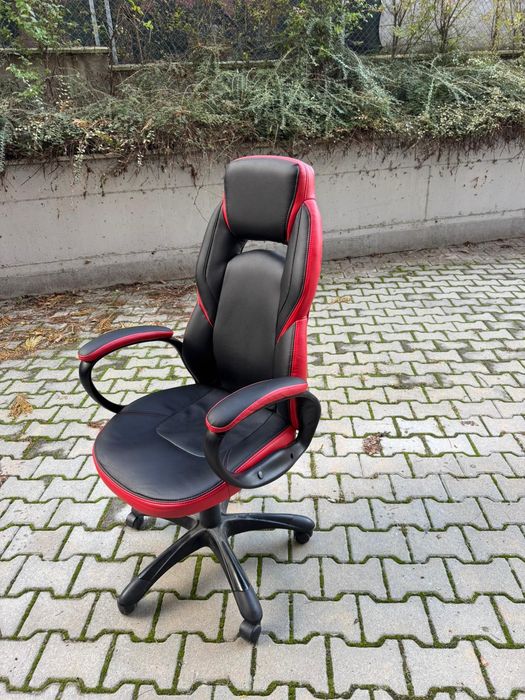 офис стол в червено и черно