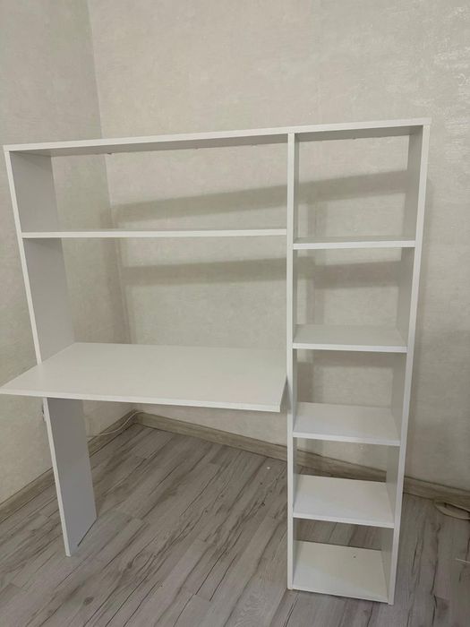 Стол для учебы в белом цвете