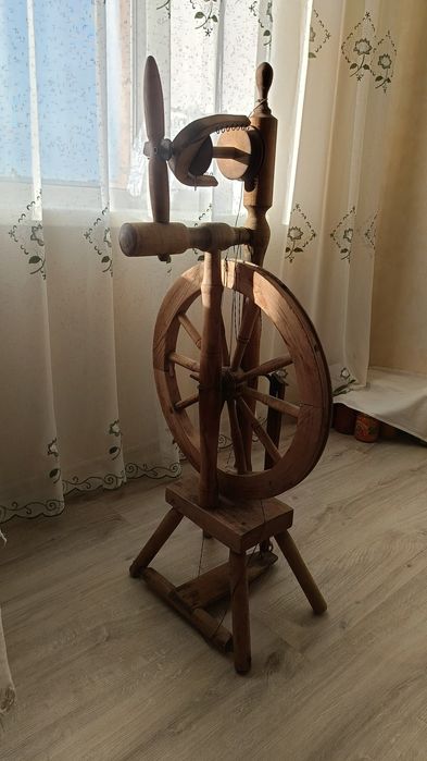 Продается прялка деревянная.