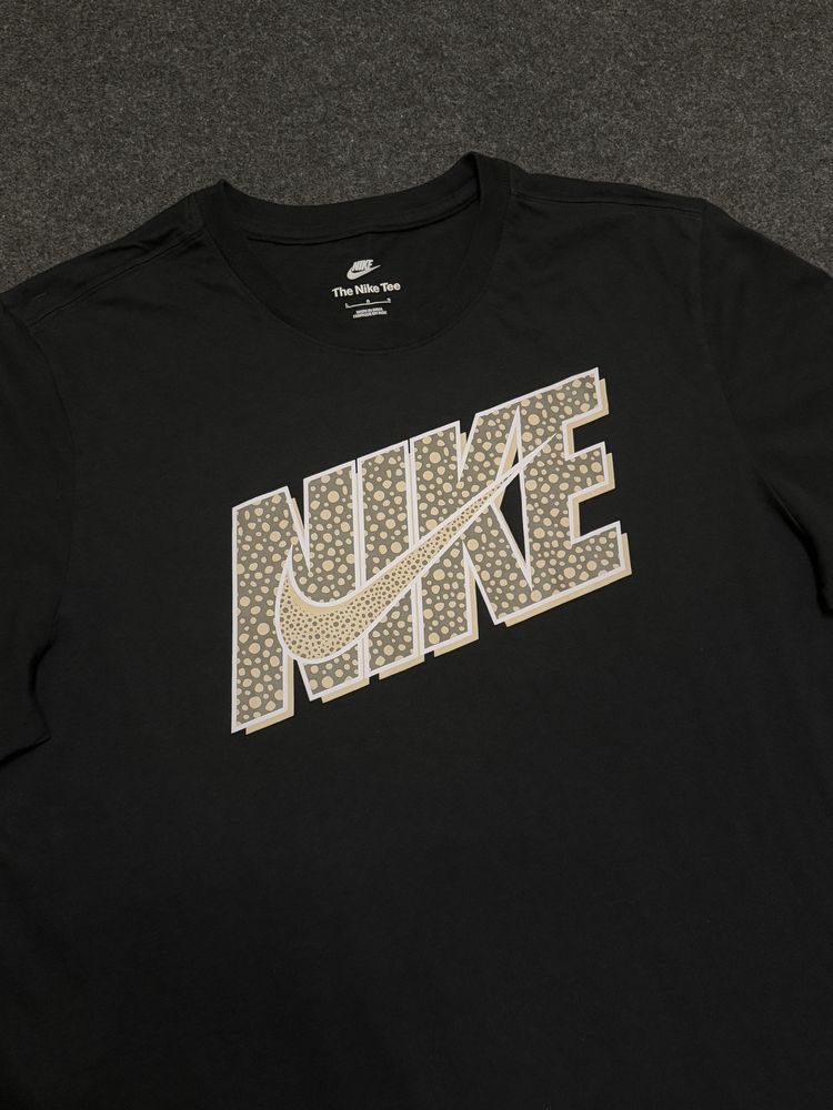 Тениска Nike.