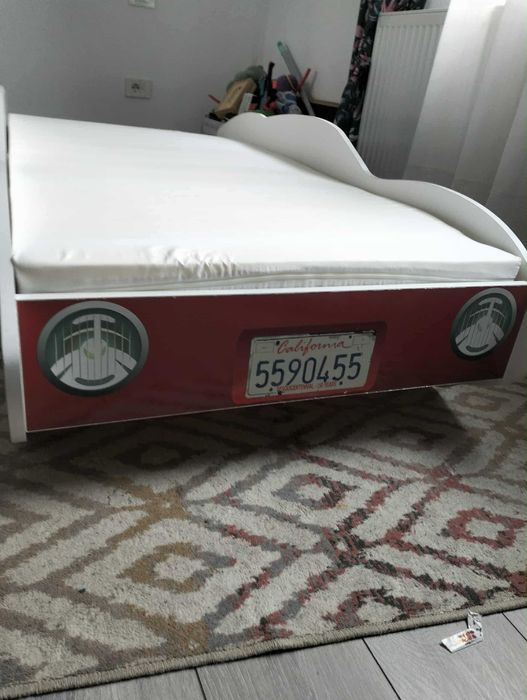 Pat mașină pentru copii