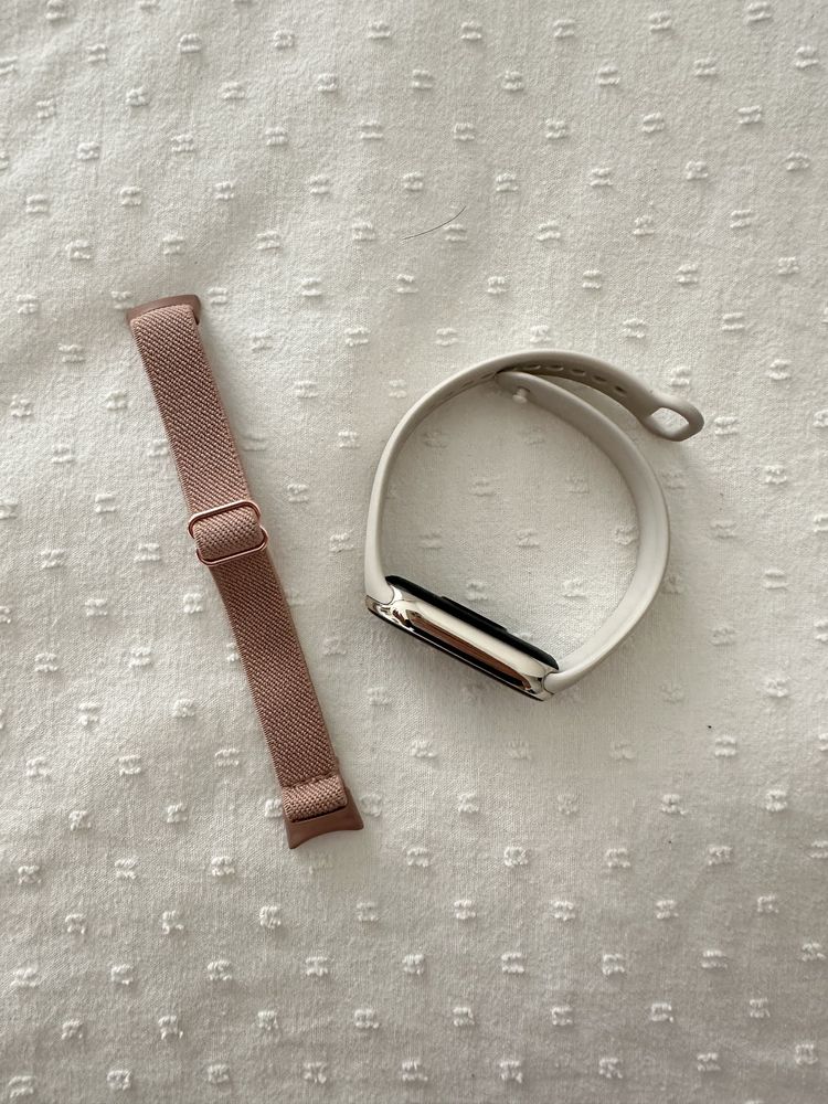 Xiaomi Smart Band 8 с бяла каишка