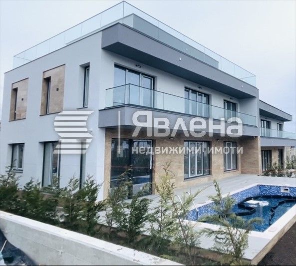 Стилна триетажна къща с басейн