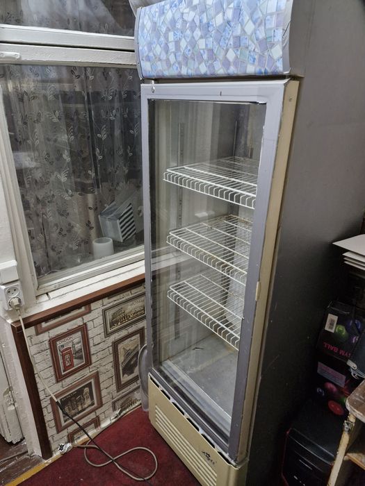 Продаётся витринный холодильник
