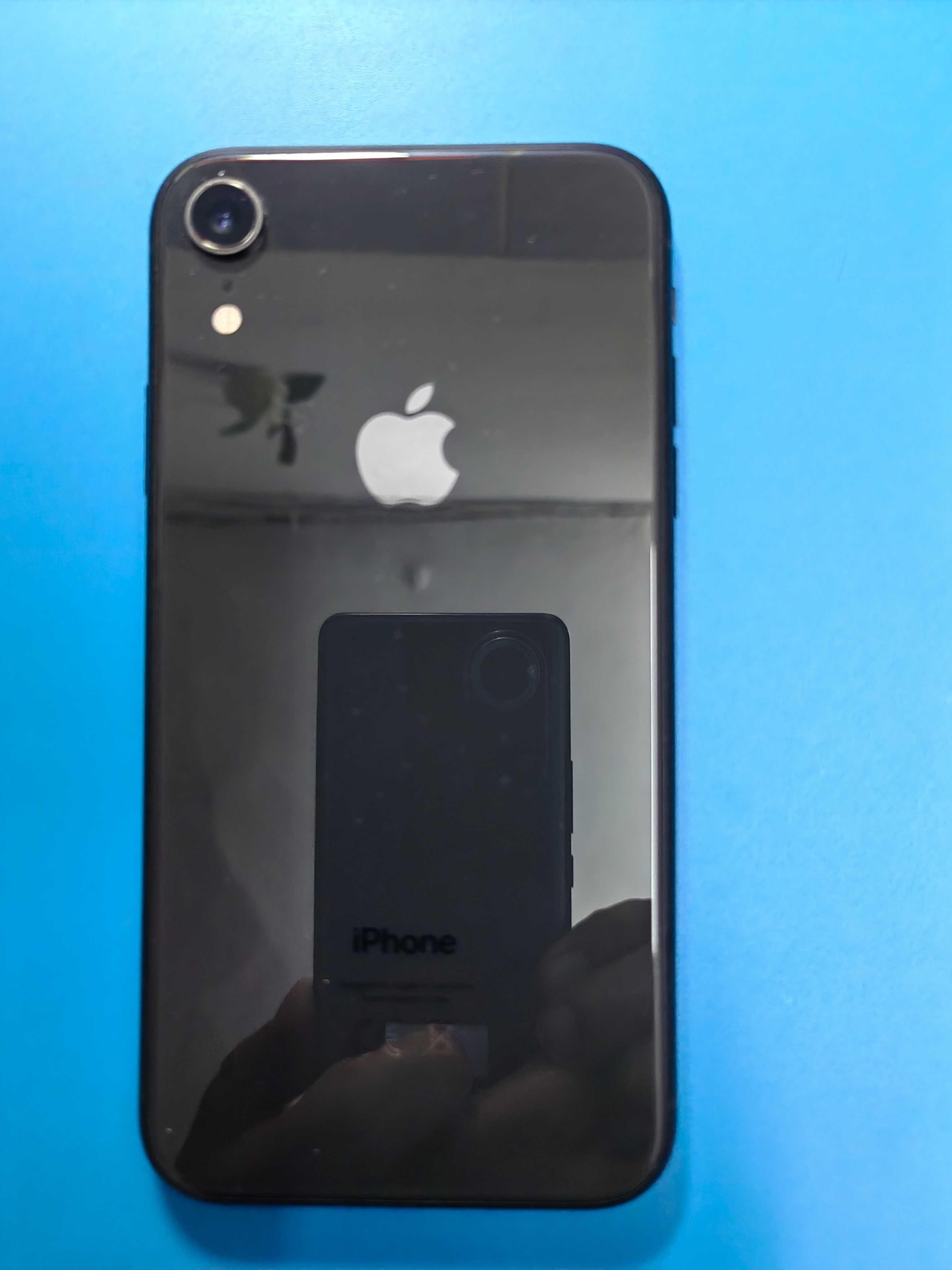 Vând iPhone xr black 128 GB.