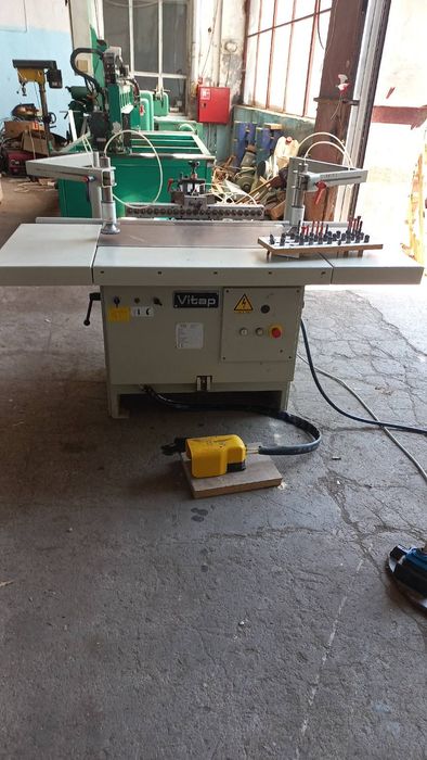 многошпинделна пробивна машина с 21 шпиндела +3 шпиндела за панти VITA