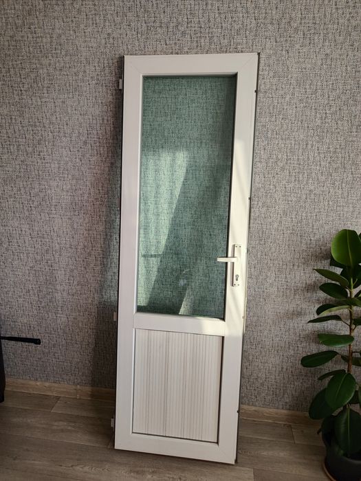 Продам пластиковую дверь