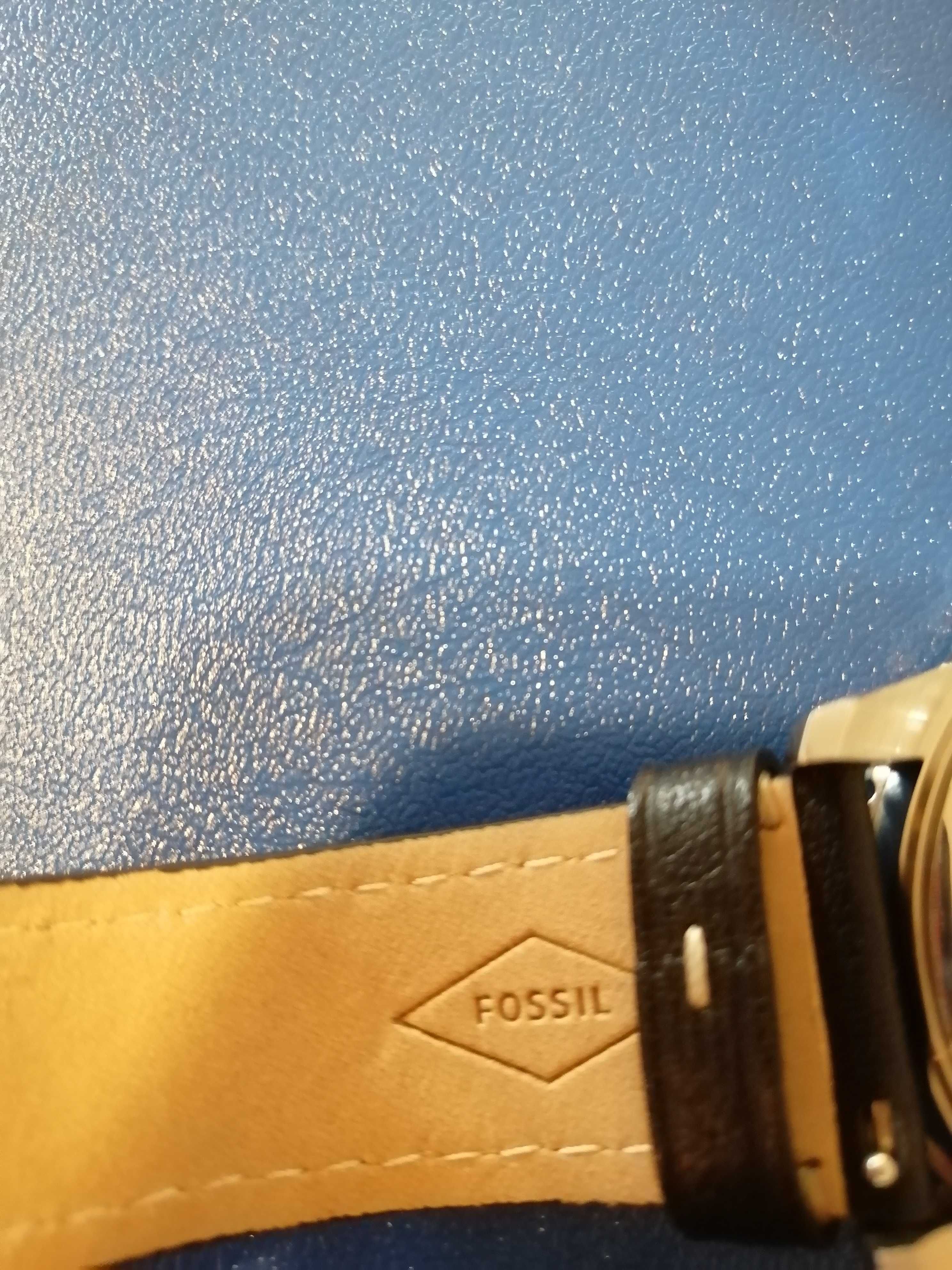 Продавам часовник FOSSIL