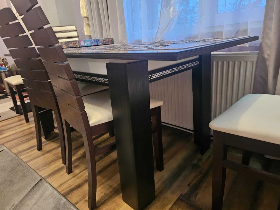 Продавав маса със столове